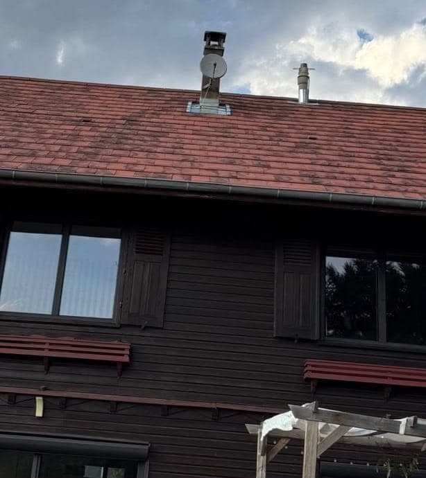 Même chalet avec sa couverture neuve en tuiles flammées et ses rives zinc