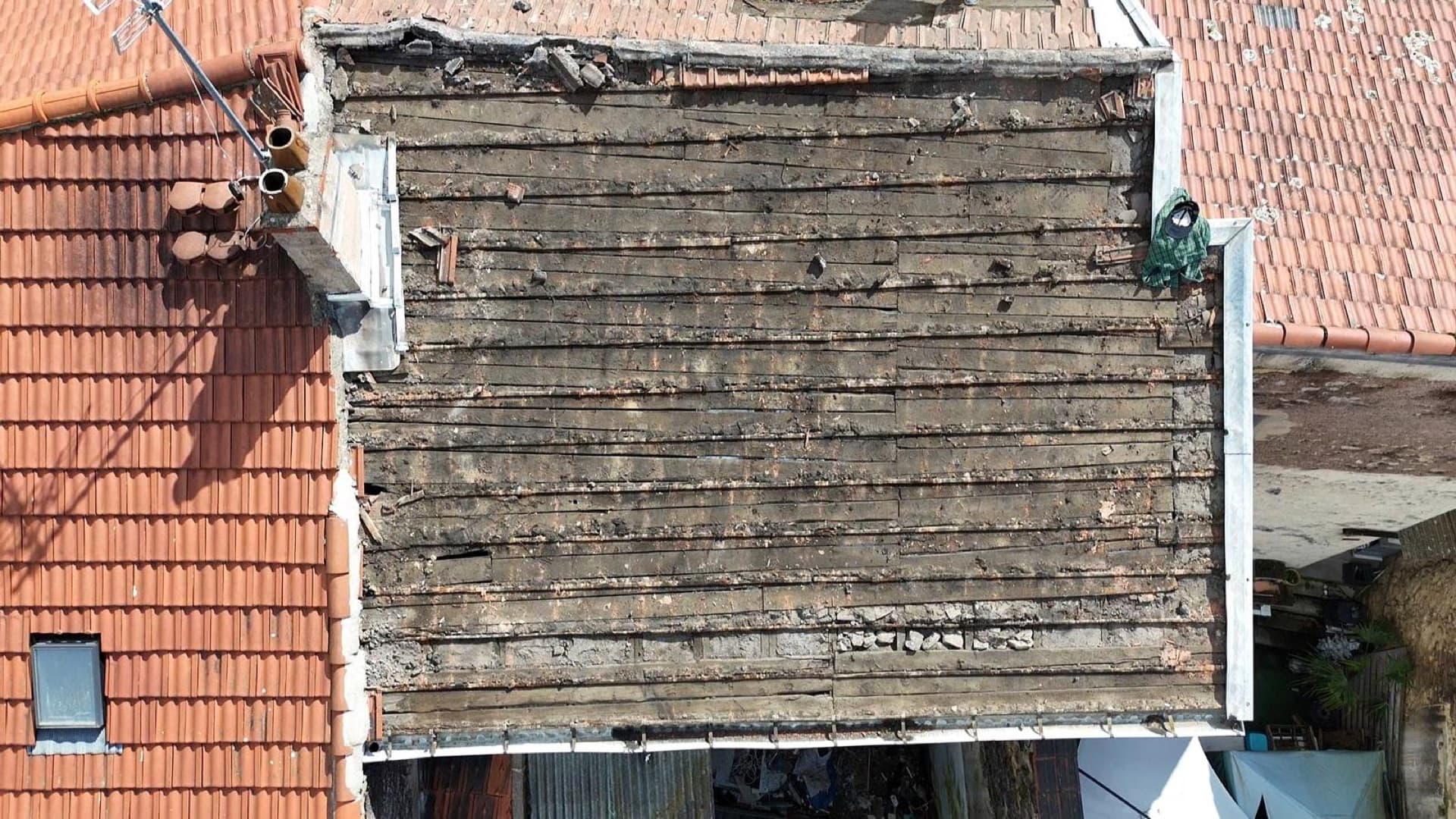 Charpente bois mise à nu après dépose totale de la couverture