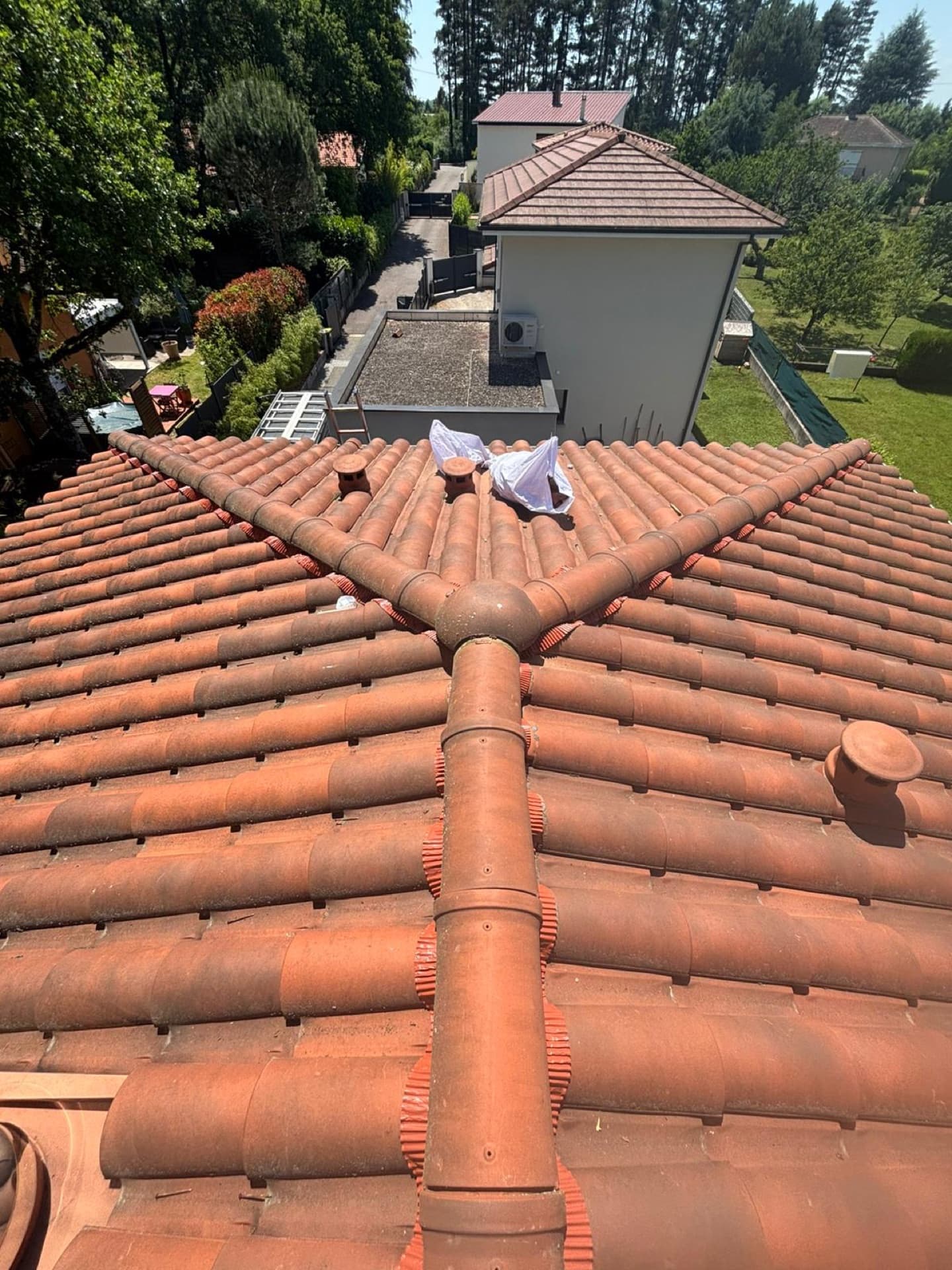 Faîtage et quatre arêtiers refaits, finition mortier soignée, closoir ventilé en place