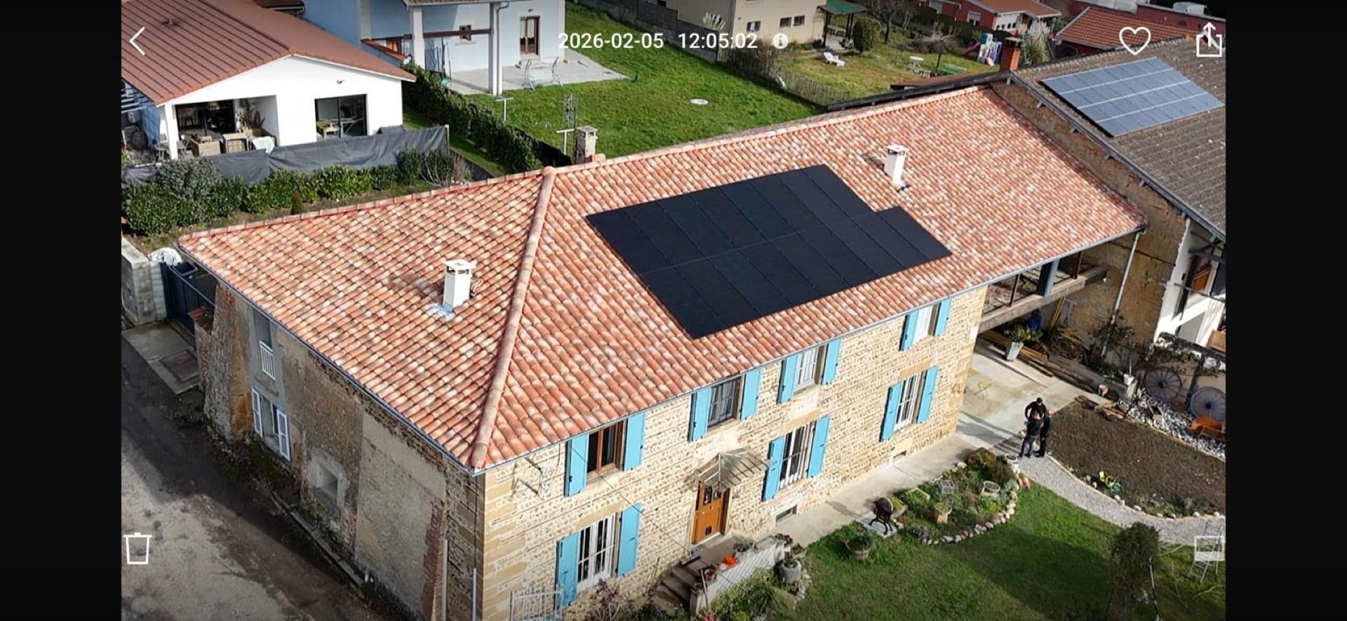 Panneaux solaires intégrés sur toiture tuile canal en milieu rural